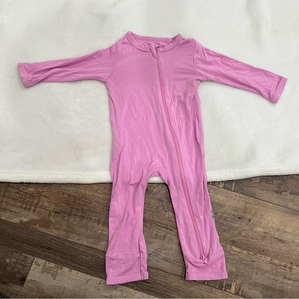 Kyte pink zippered one piece pajamas 3-6mo. Footless style. Excellent condition!